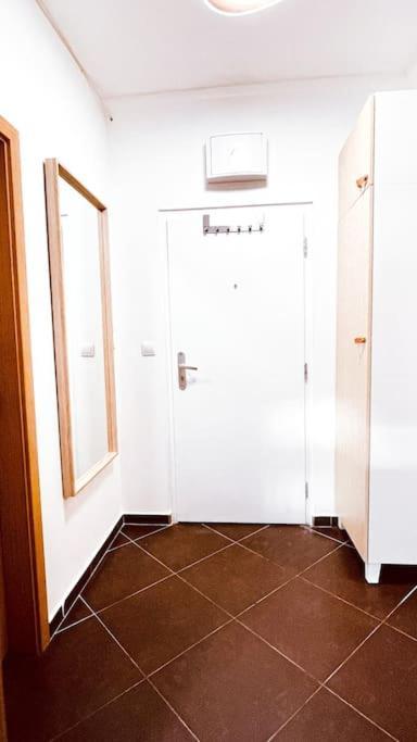 Moderny Apartman S Parkovanim Bratislava Exterior foto